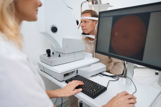 oftalmólogo revisando paciente con retinopatía diabética