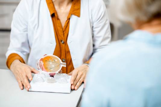 retinologo atendiendo paciente con retinopatia diabética