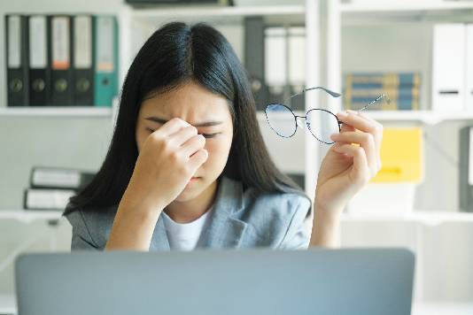 mujer con fatiga visual 