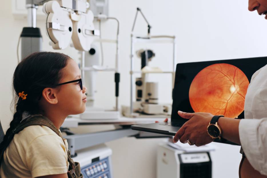 retinólogo con paciente con miopía patológica