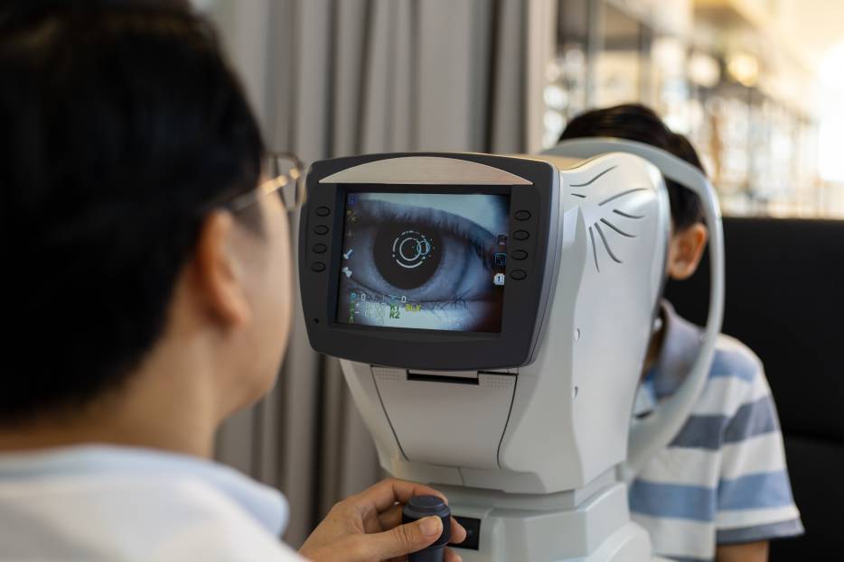 retinólogo revisando el ojo de paciente