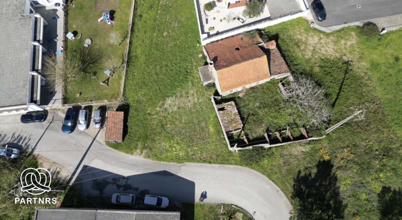 🏡 Moradia para Reabilitação com 560 m² de Terreno | Arelho | Óbidos