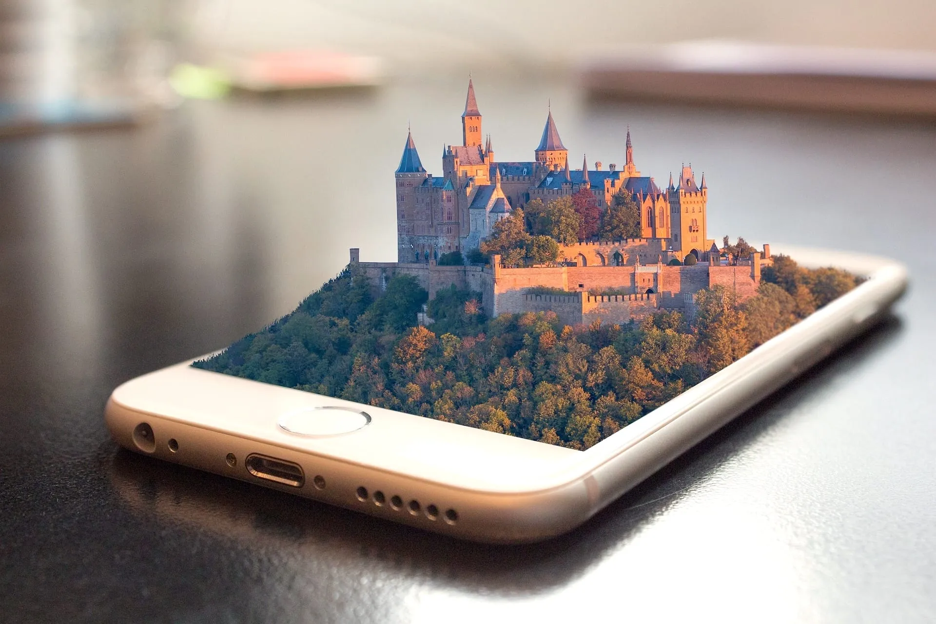 Handy mit Sehenswürdigkeit als Symbol für die digitale Gästemappe