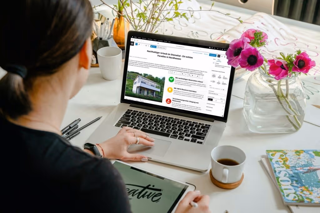 Frau erstellt WordPress Website
