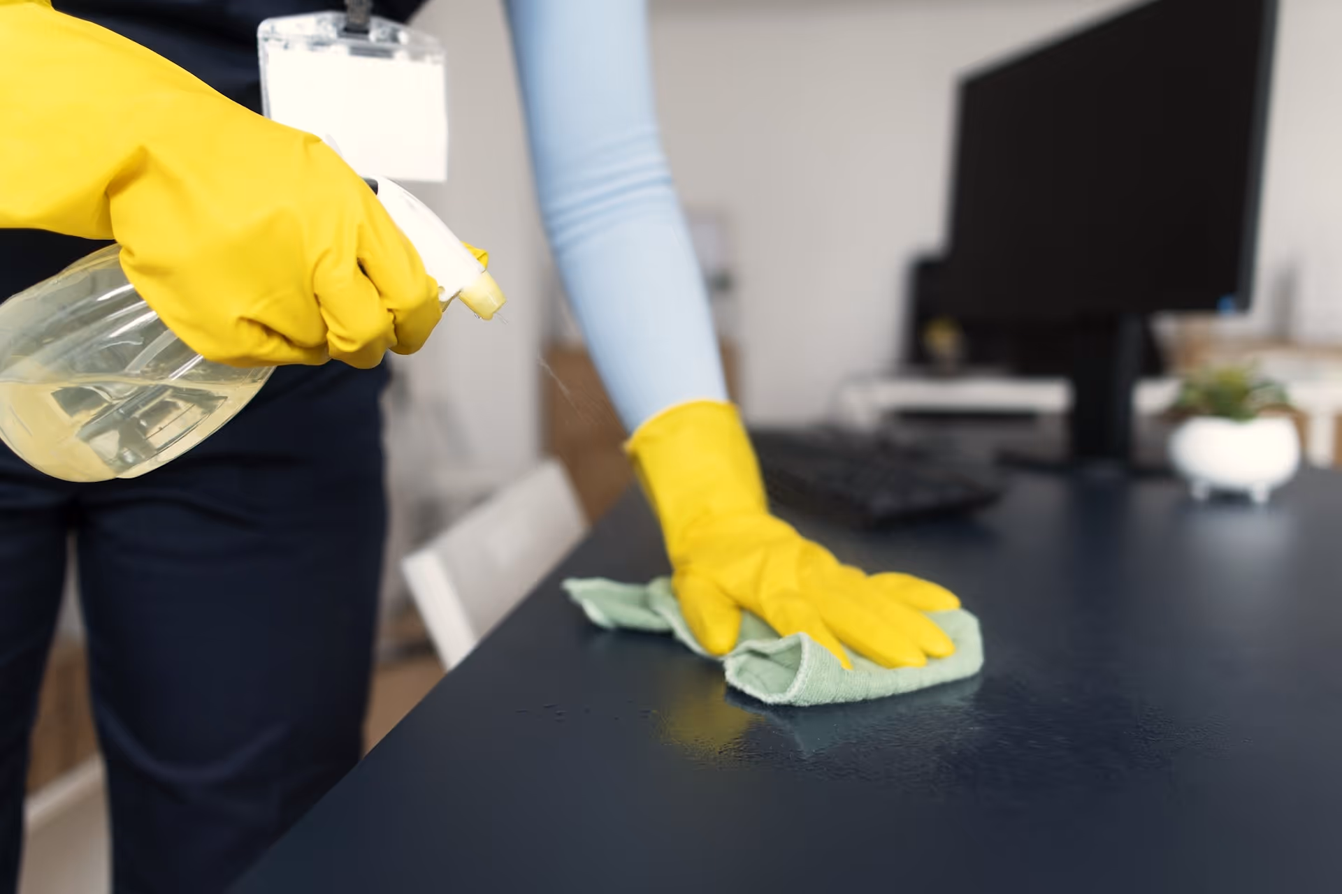 Reinigungskraft bei der Endreinigung in der Ferienwohnung