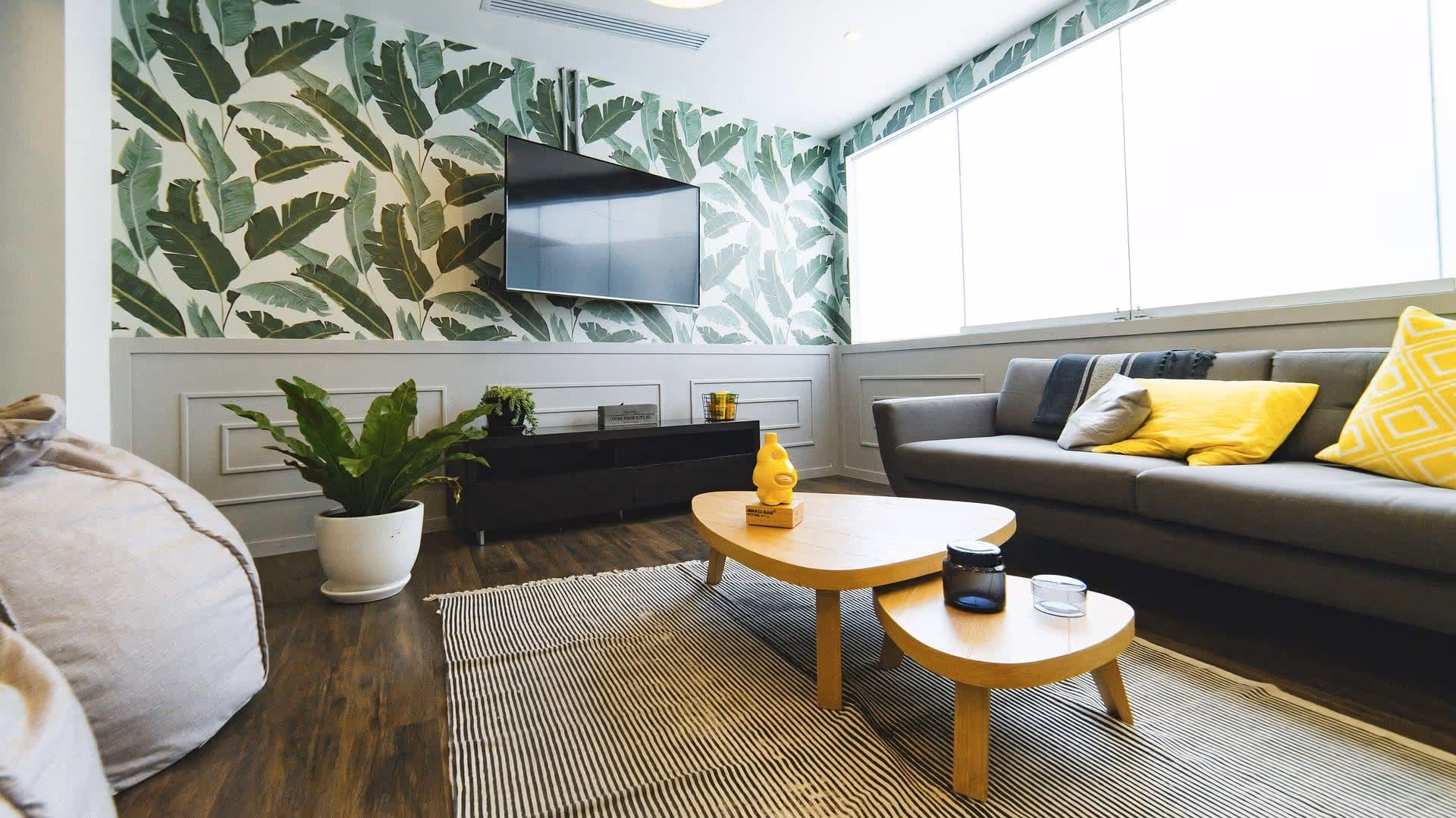 Gemütliches Wohnzimmer mit Möbeln und großem TV