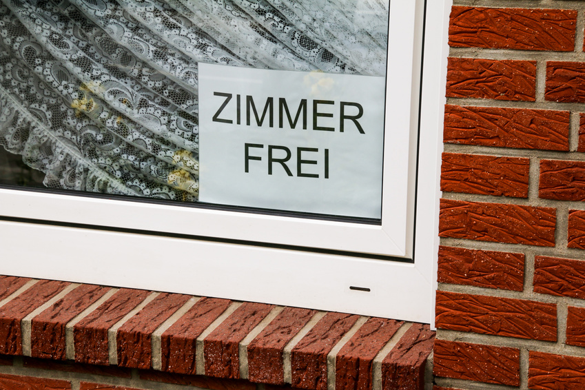 Zimmer frei Schild im Fenster