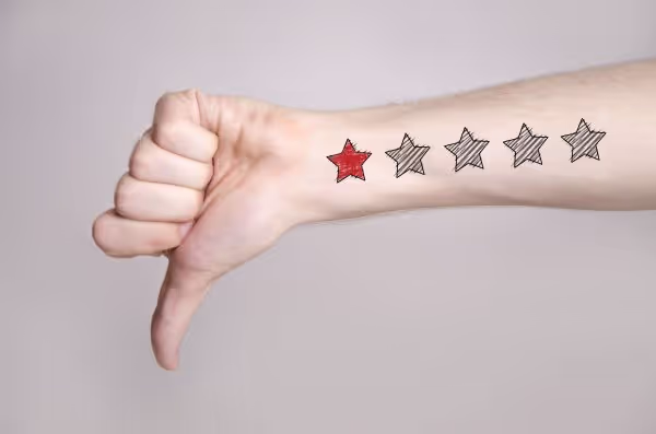 Mano con estrellas pintadas