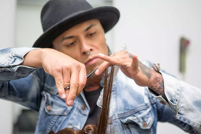 Rolando Aqui cutting hair