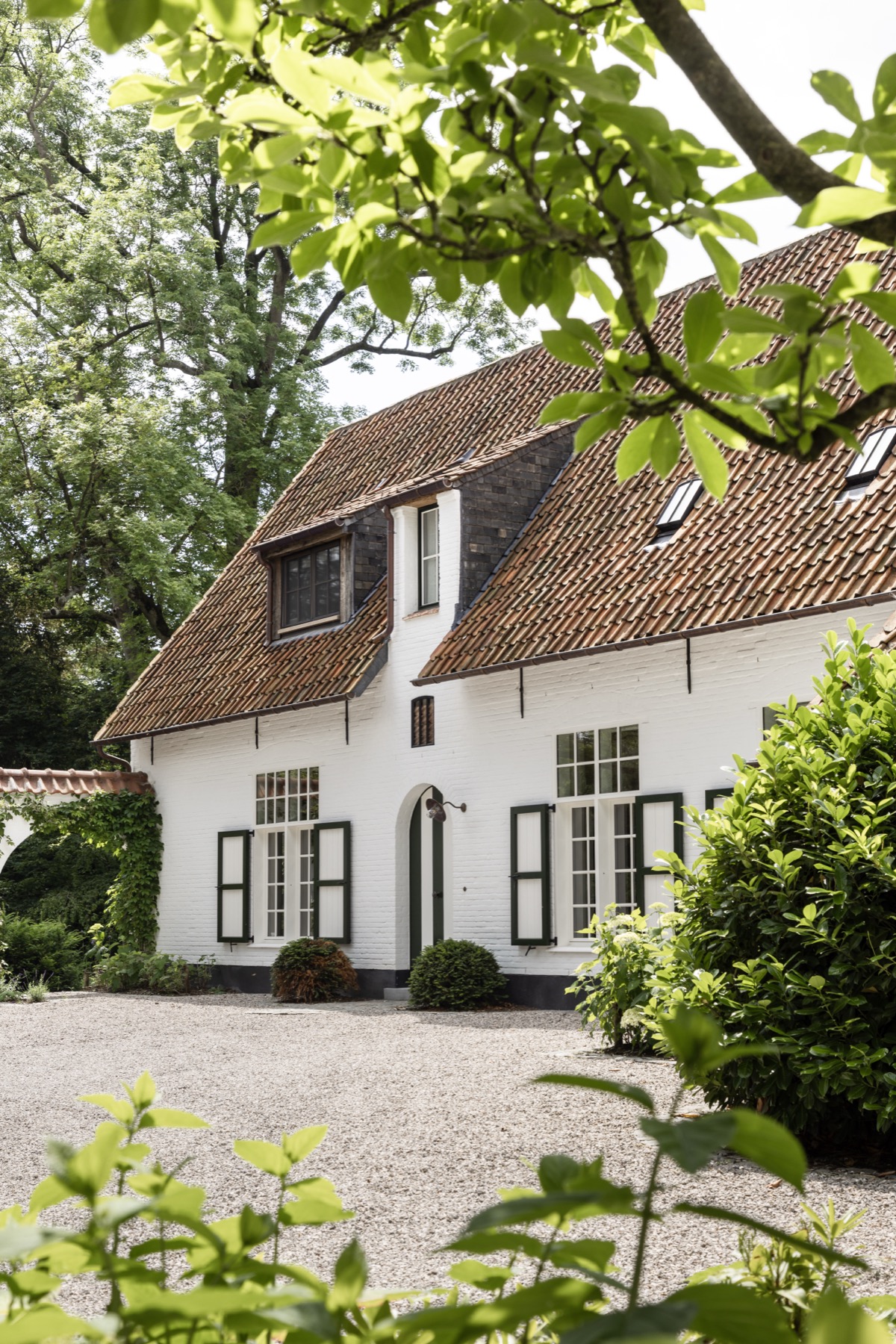 Hoekaanzicht van het landhuis met tuin