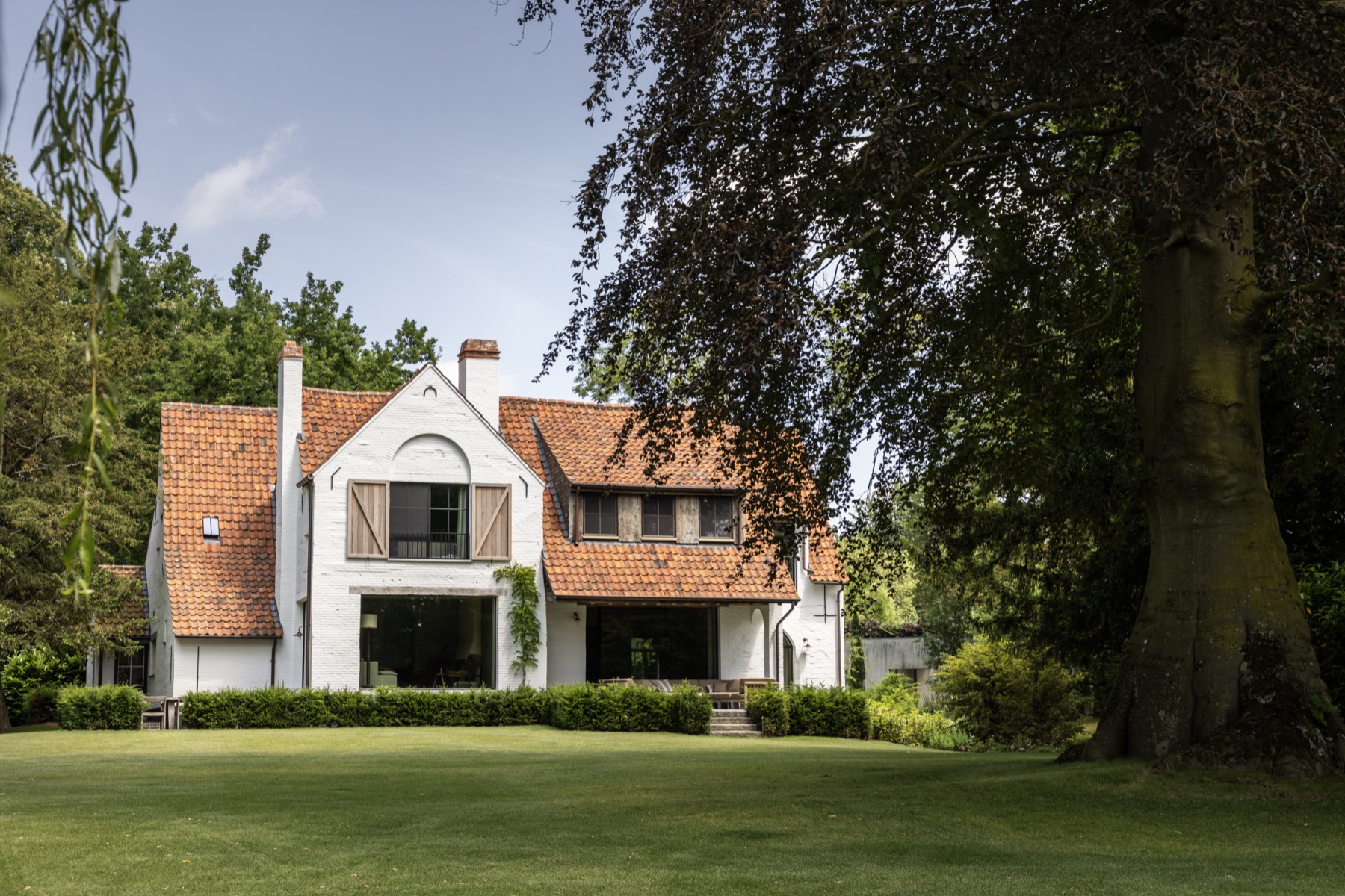 Het landhuis met treurwilg in de tuin