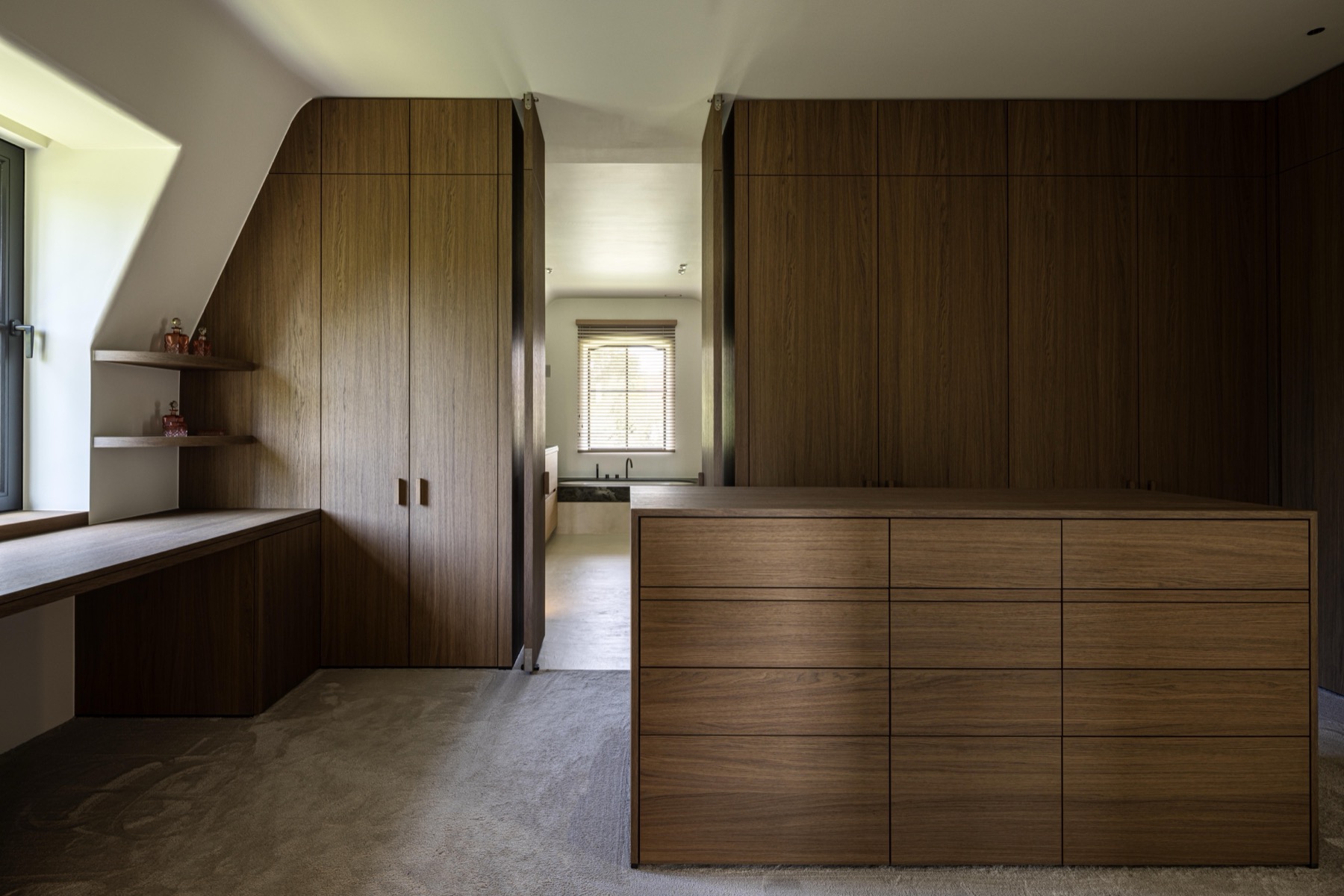 Slaapkamer met eiken maatwerkkasten