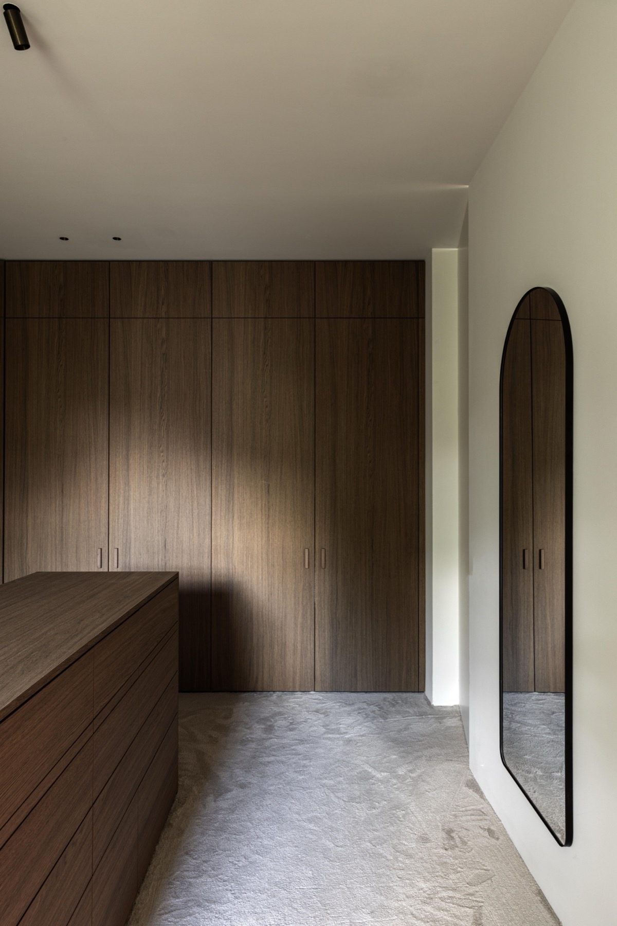 Houten wandbekleding met boogdeur