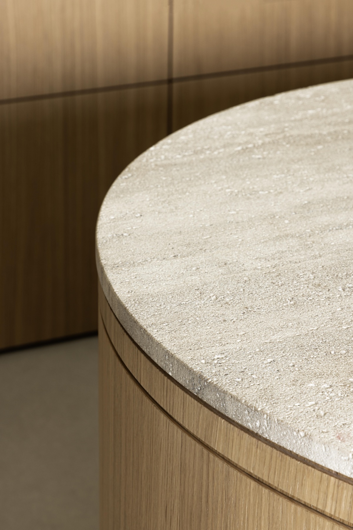 Detail van een rond travertin element (Travertino Vaia)
