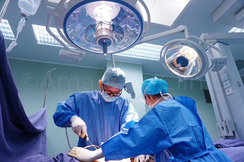 Dr Ivan Puah from Amaris B. Clinic, a Liposuction Doctor in Singapore, during a fat removal surgical procedure.