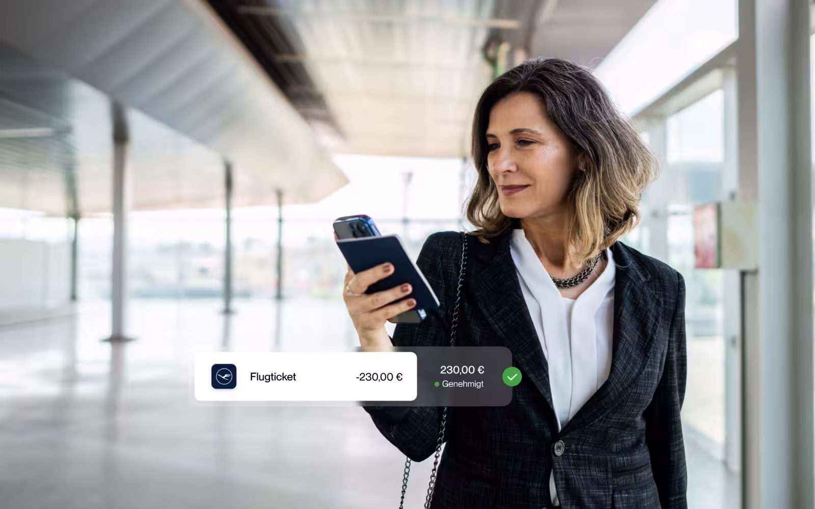 Eine Frau blickt auf ihr Smartphone, ihr Flug wurde auf Circula freigegeben