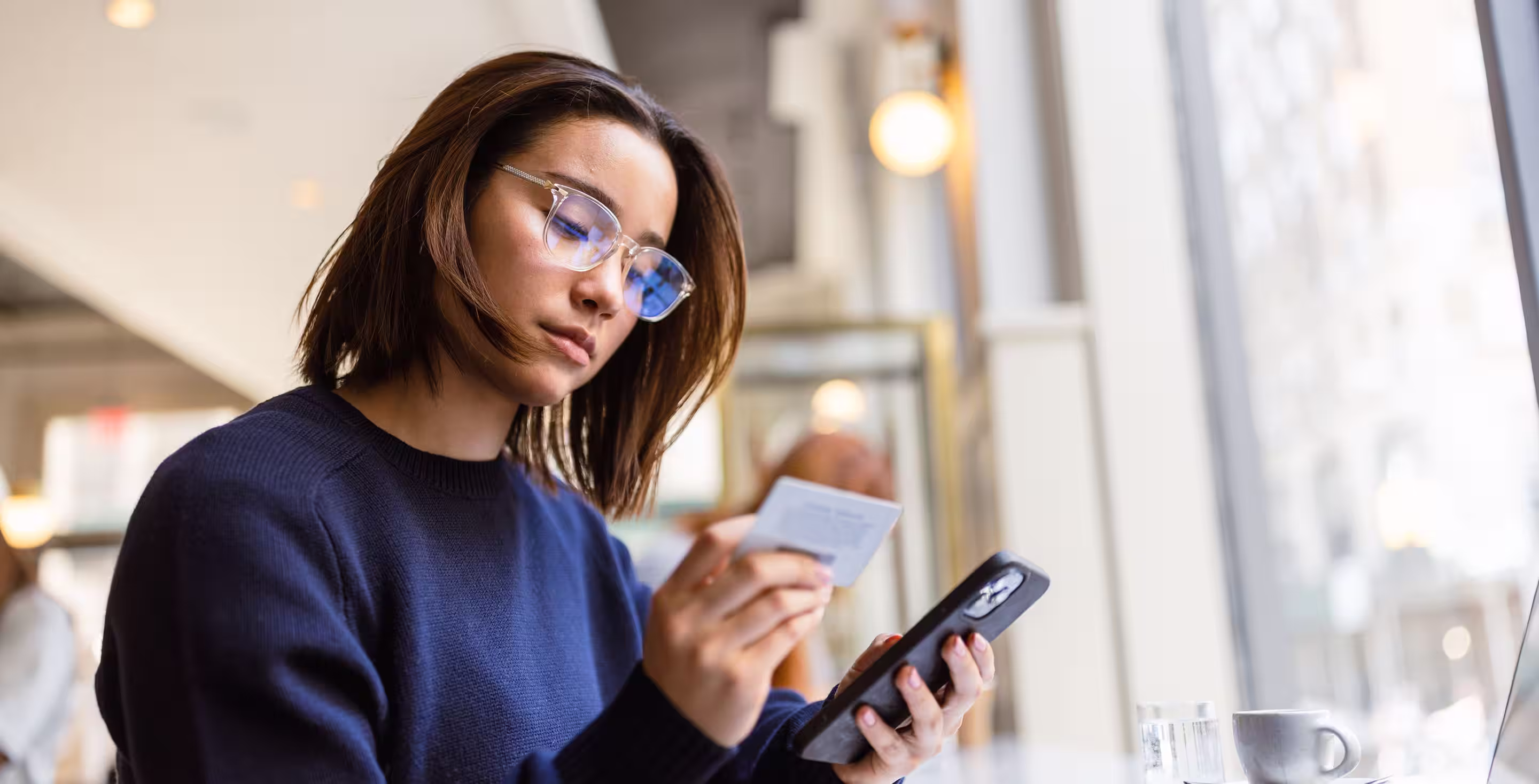 Frau nutzt ihre digitale Kreditkarte.