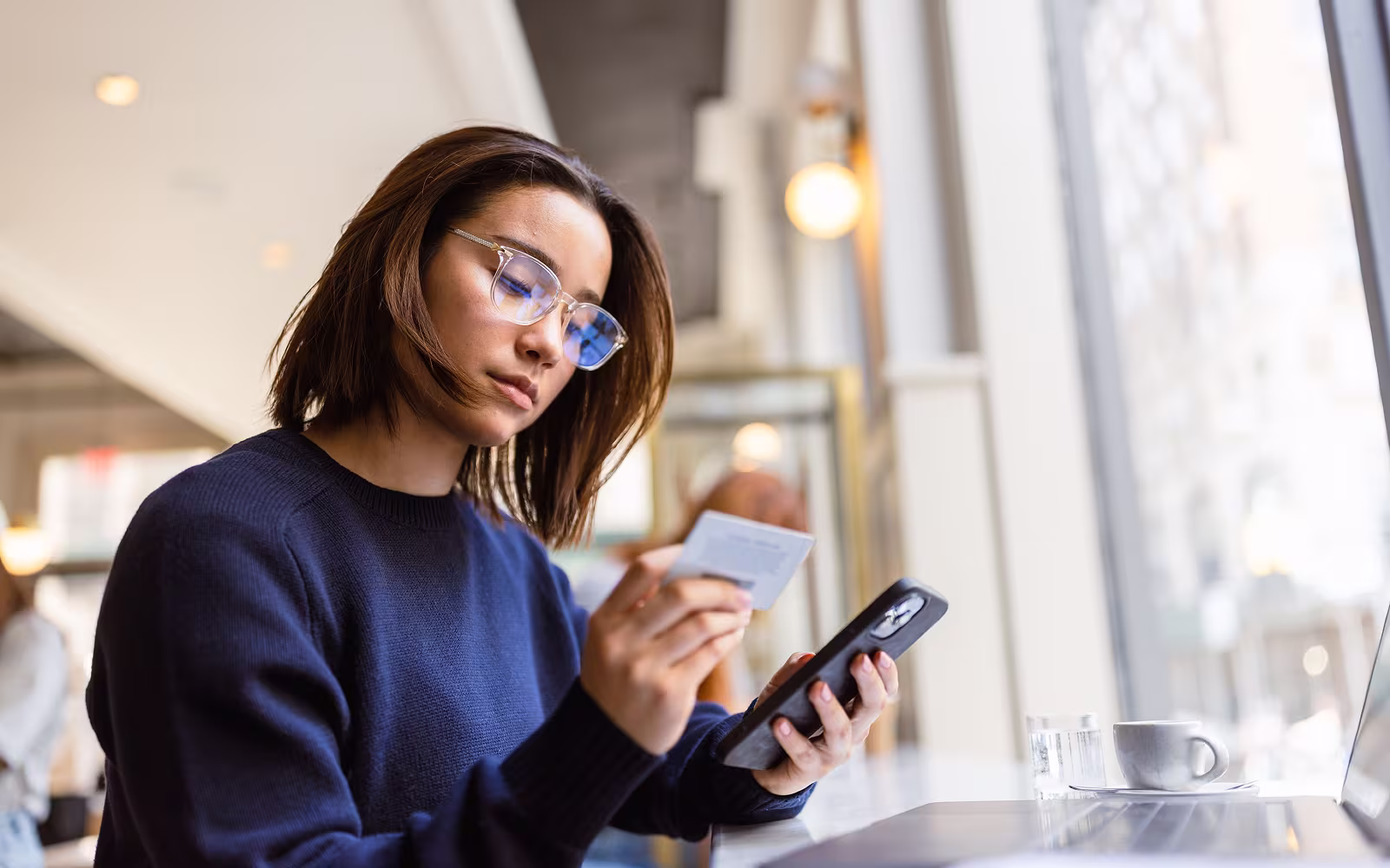 Frau nutzt ihre digitale Kreditkarte.