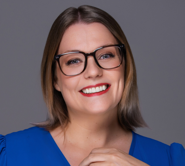Imagen de Alizia contenta señalando a la derecha