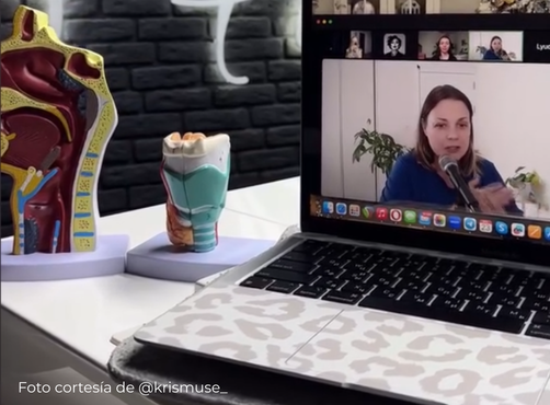 Chica recibiendo una clase online.