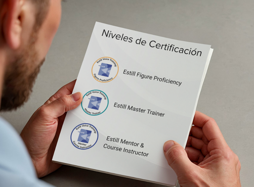 Chico recibiendo una clase online.