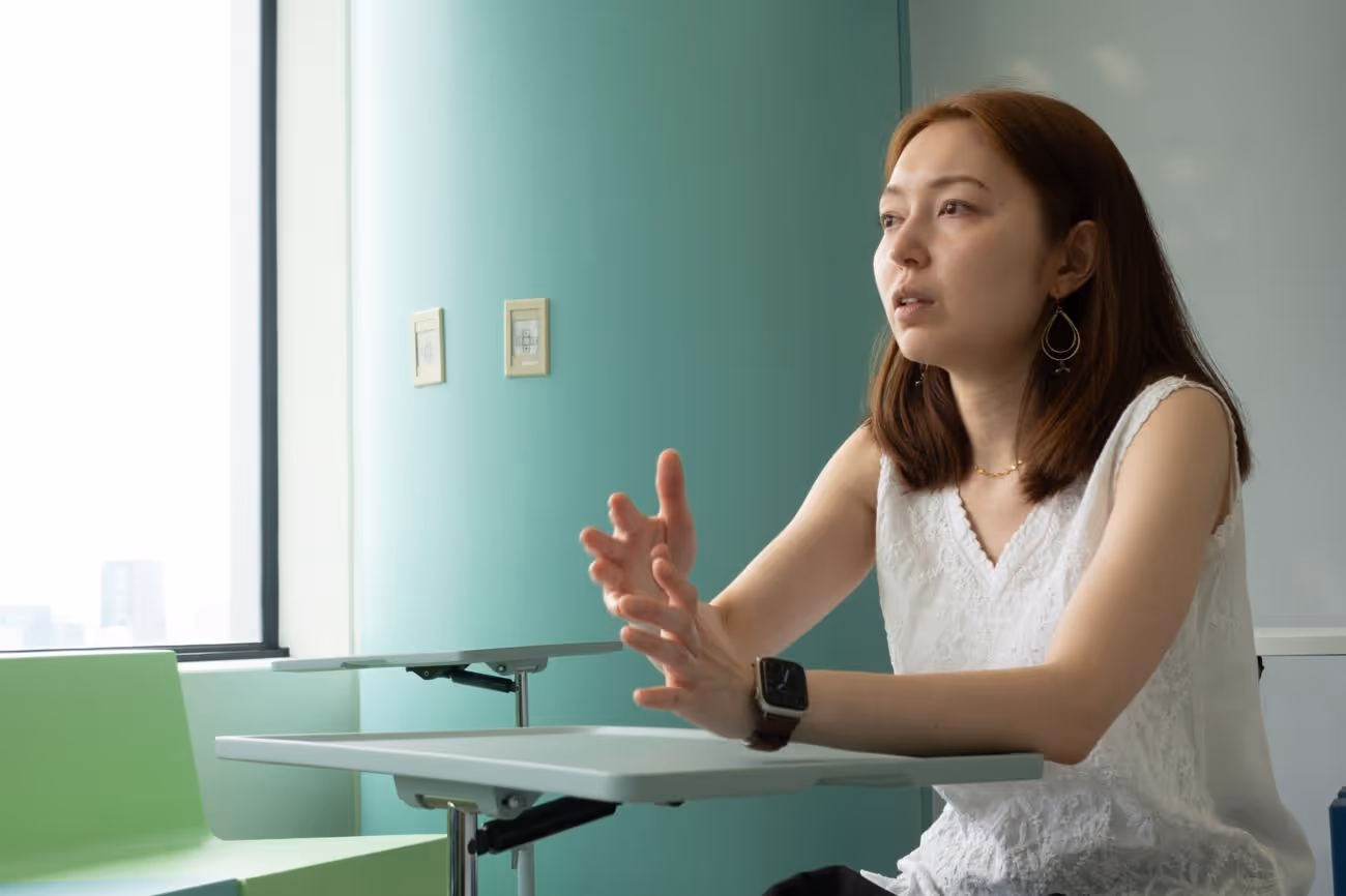 テーブルの上に立っている女性AI 生成コンテンツは誤りを含む可能性があります。