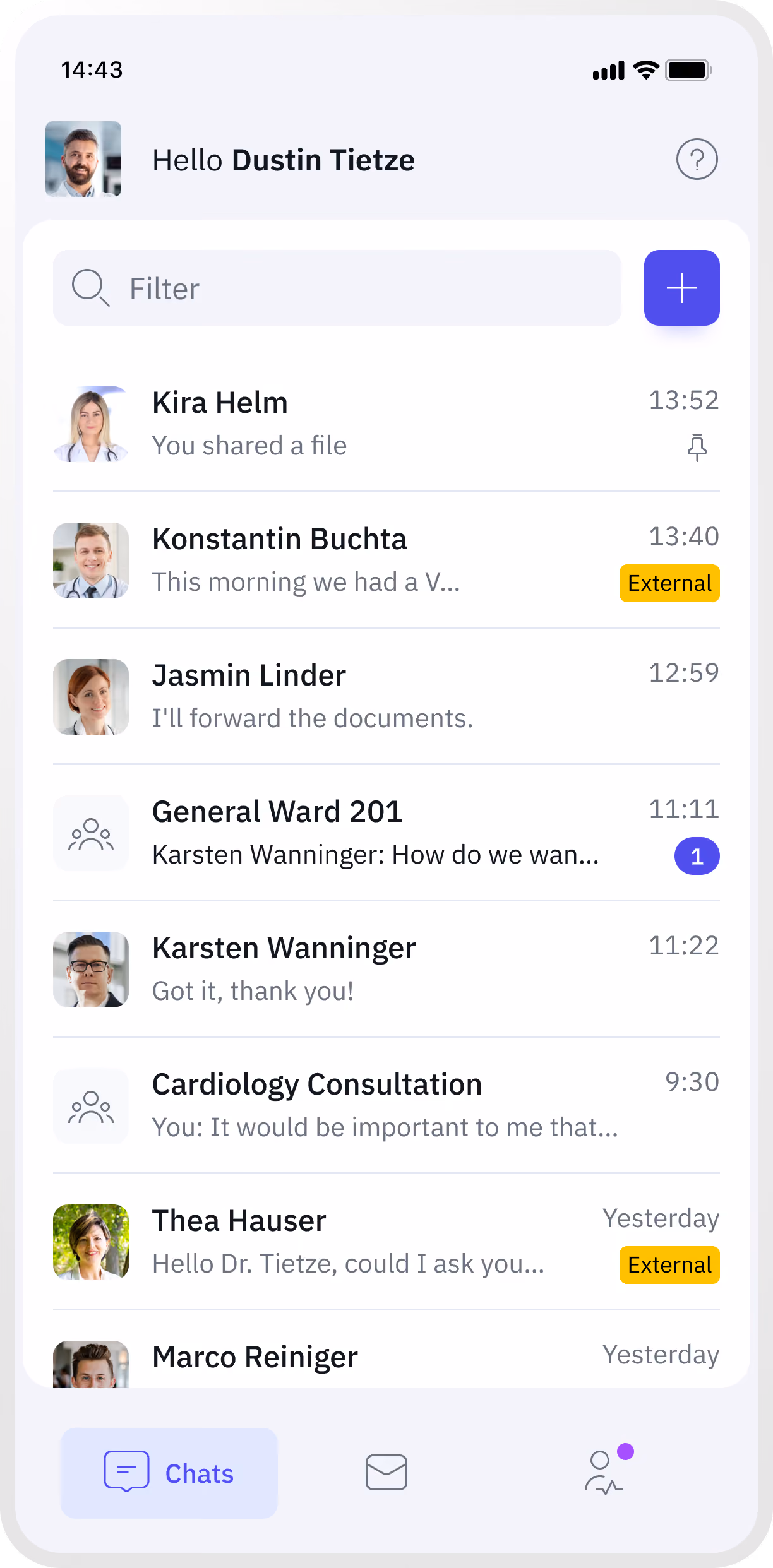 Famedly TI-Messenger Chat-Übersicht auf einem Smartphone, zeigt Nachrichten von verschiedenen medizinischen Fachkräften zur koordinierten Kommunikation im Gesundheitswesen.