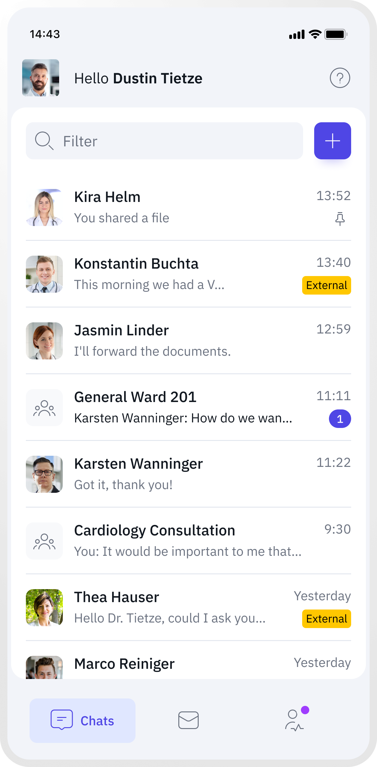 Famedly TI-Messenger Chat-Übersicht auf einem Smartphone, zeigt Nachrichten von verschiedenen medizinischen Fachkräften zur koordinierten Kommunikation im Gesundheitswesen.