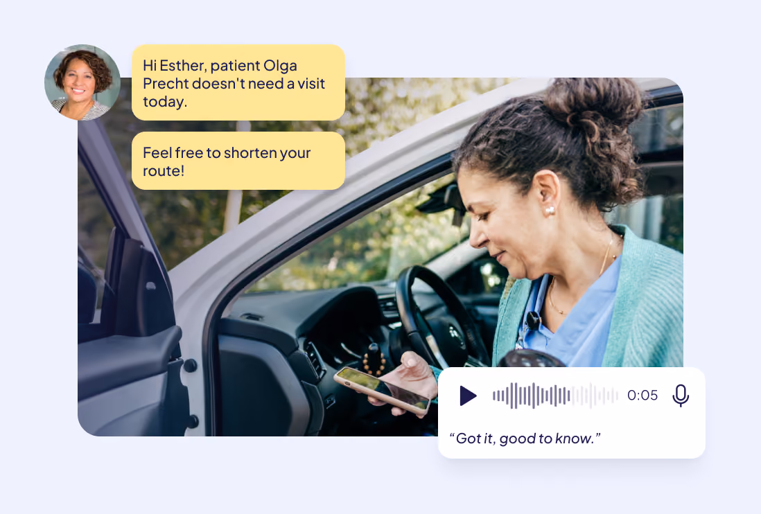 Famedly TI-Messenger im Einsatz bei Pflegediensten: Pflegekraft erhält eine Sprachnachricht und Textnachricht zur Änderung ihrer Route, während sie im Auto sitzt.