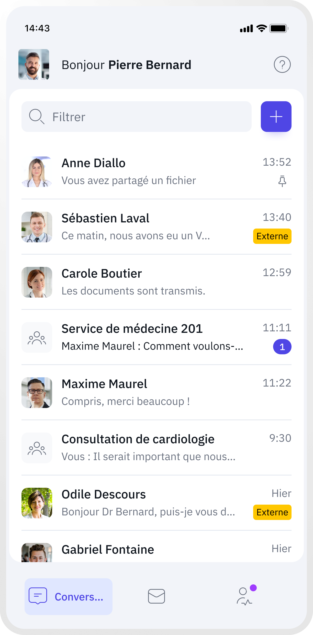 Famedly TI-Messenger Chat-Übersicht auf einem Smartphone, zeigt Nachrichten von verschiedenen medizinischen Fachkräften zur koordinierten Kommunikation im Gesundheitswesen.