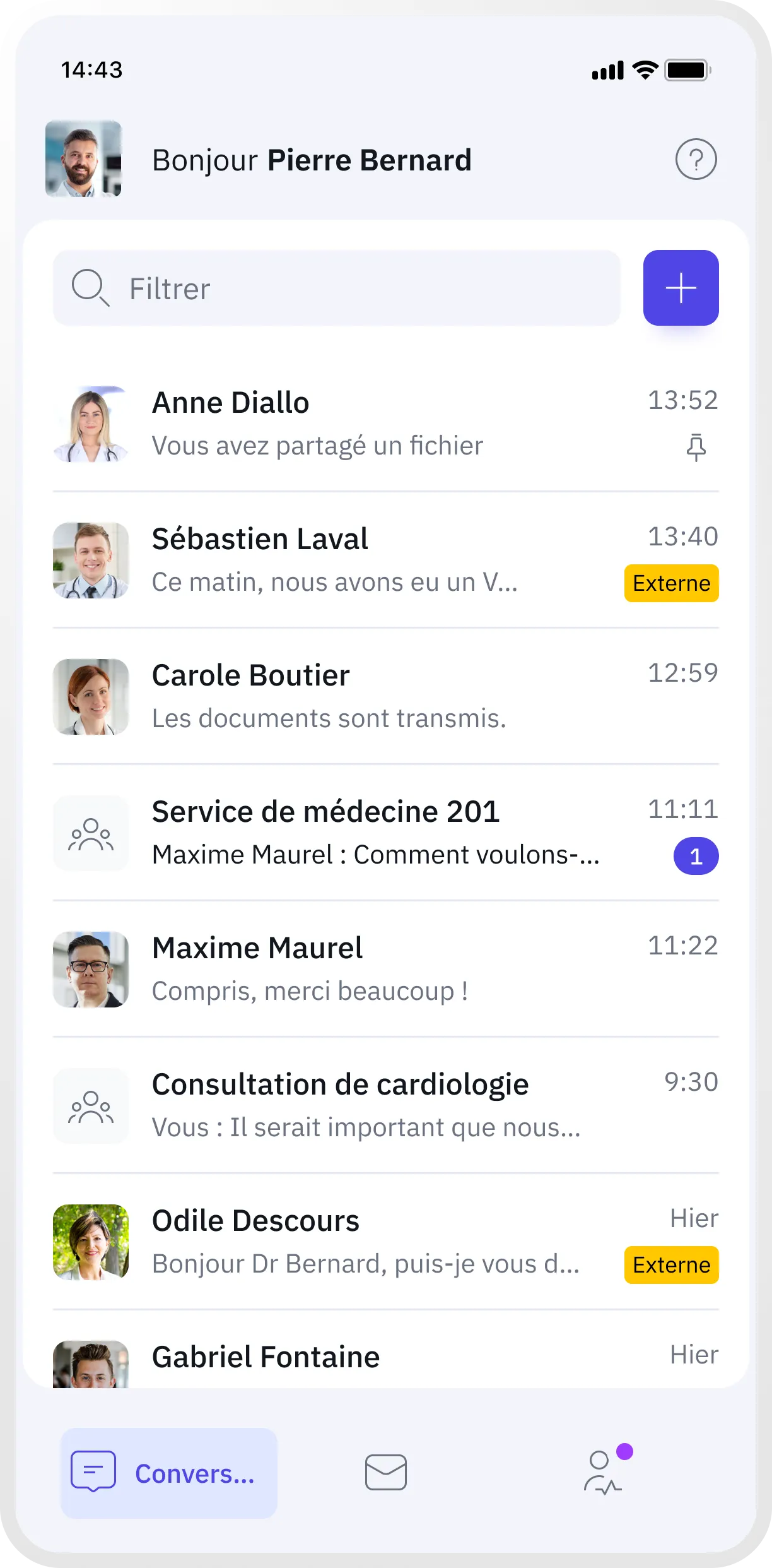 Famedly TI-Messenger Chat-Übersicht auf einem Smartphone, zeigt Nachrichten von verschiedenen medizinischen Fachkräften zur koordinierten Kommunikation im Gesundheitswesen.
