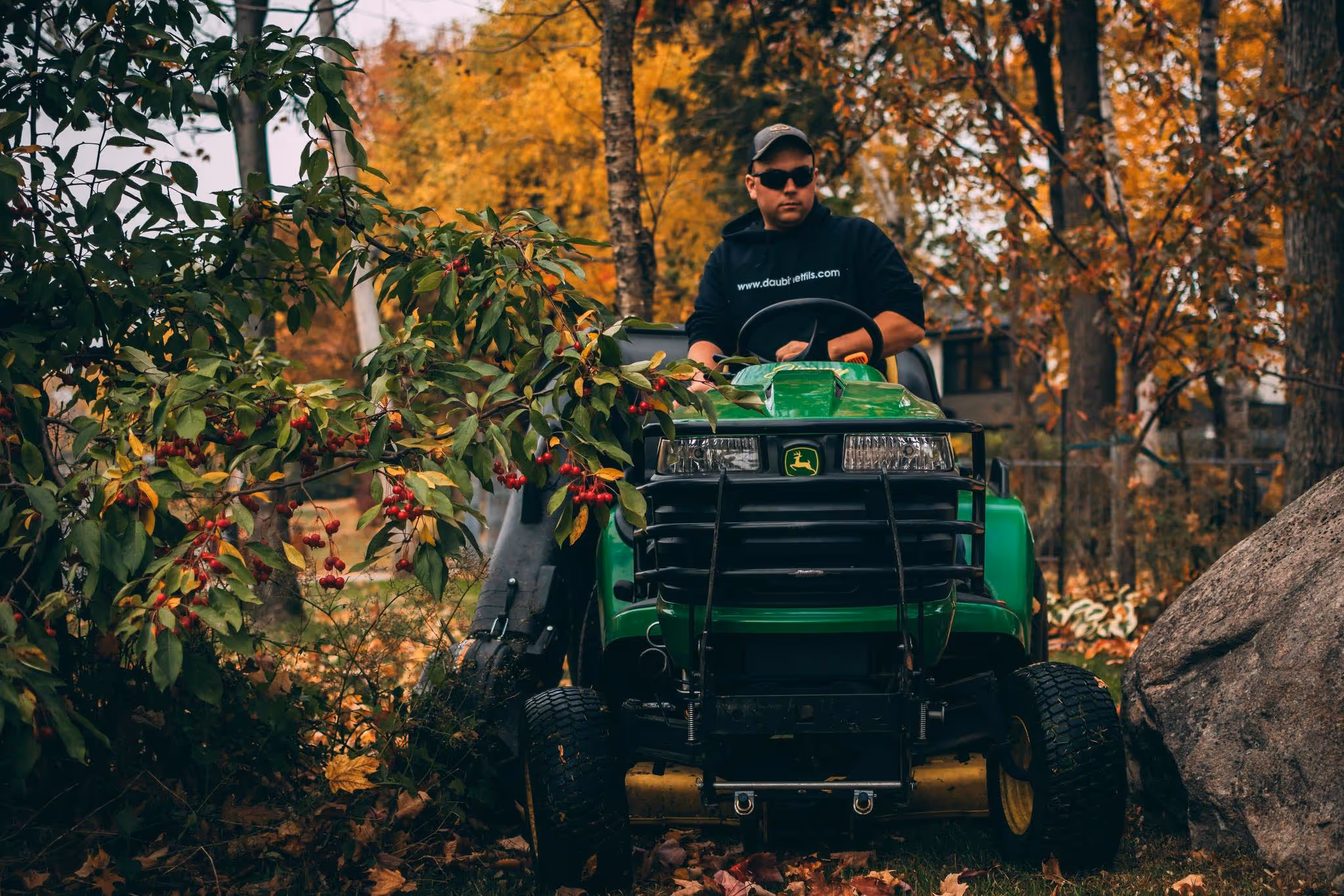 Employé sur un tracteur à l'automne
