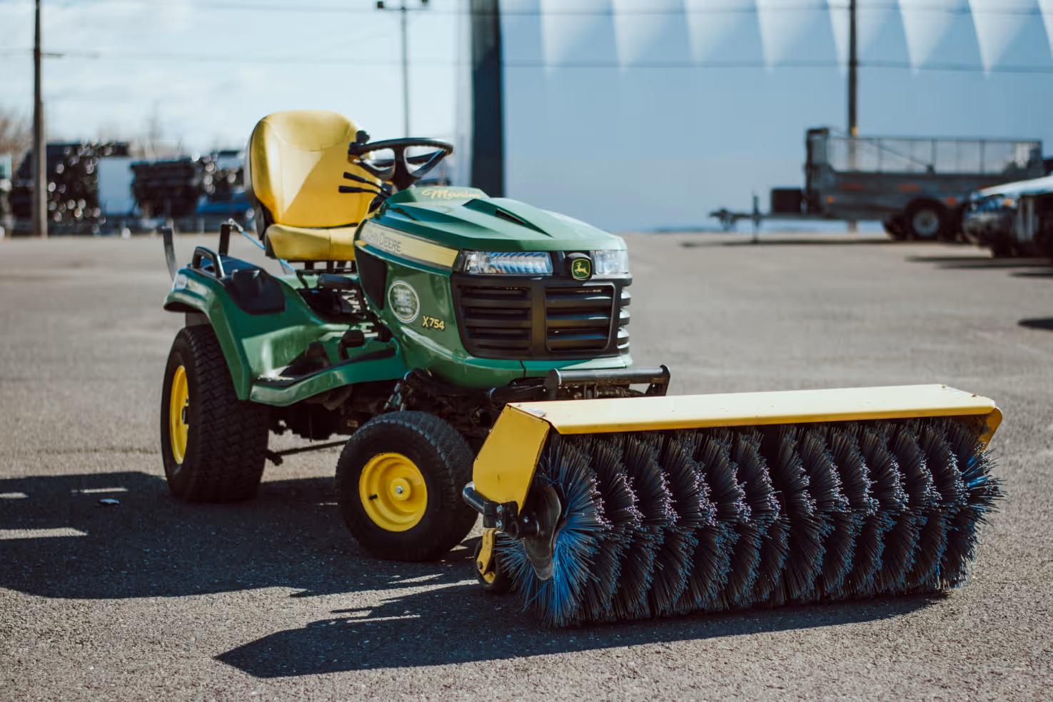Tracteur avec brosse pour nettoyage d'entrée