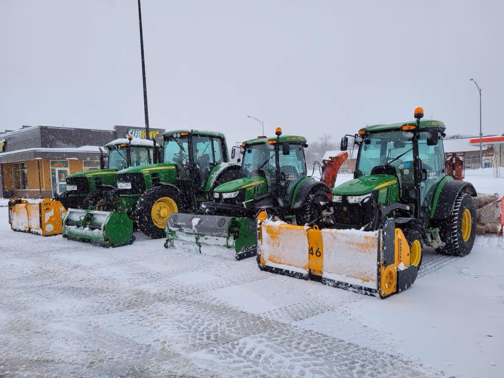 4 tracteurs dans la neige