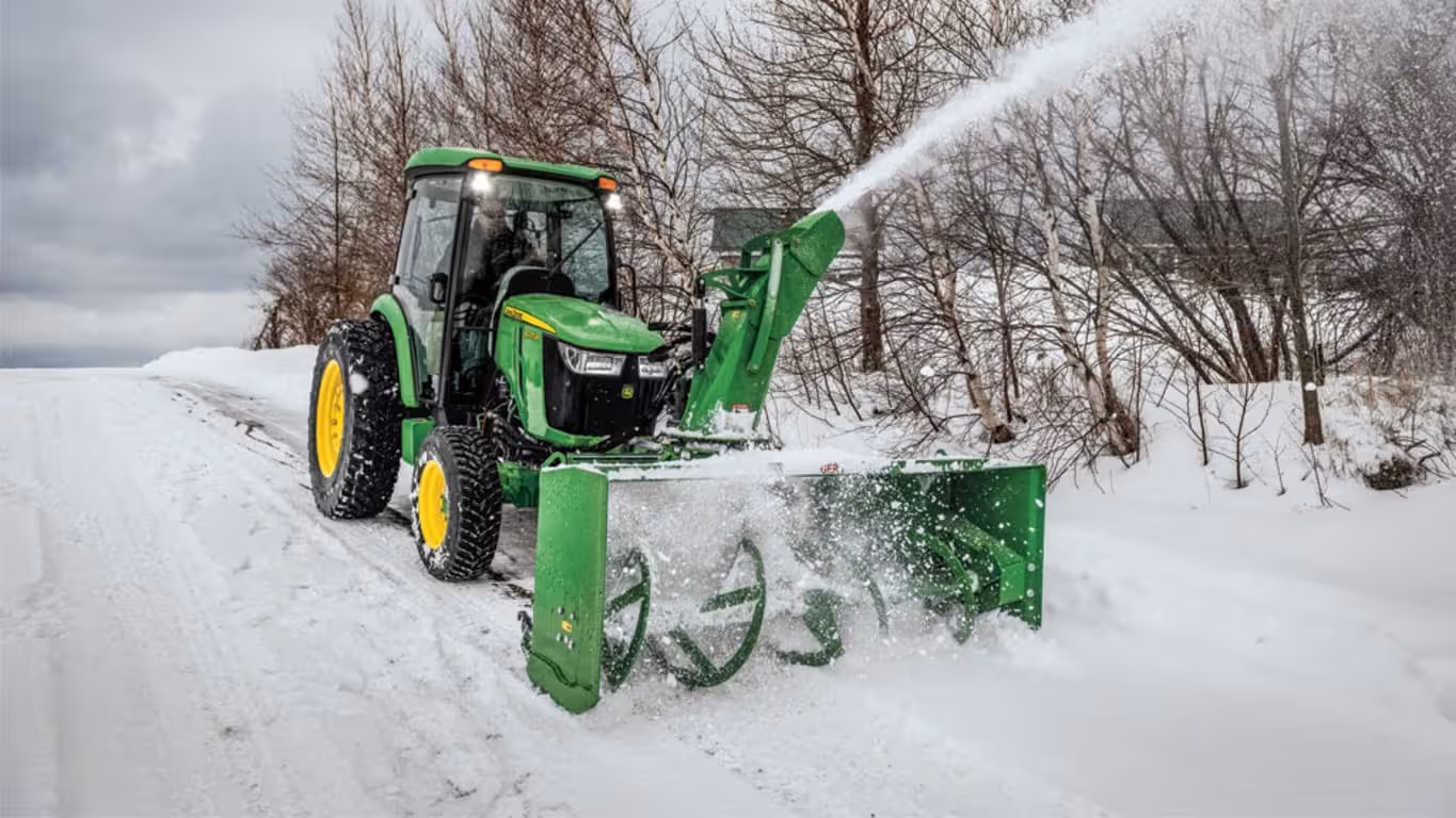Tracteur dans la neige