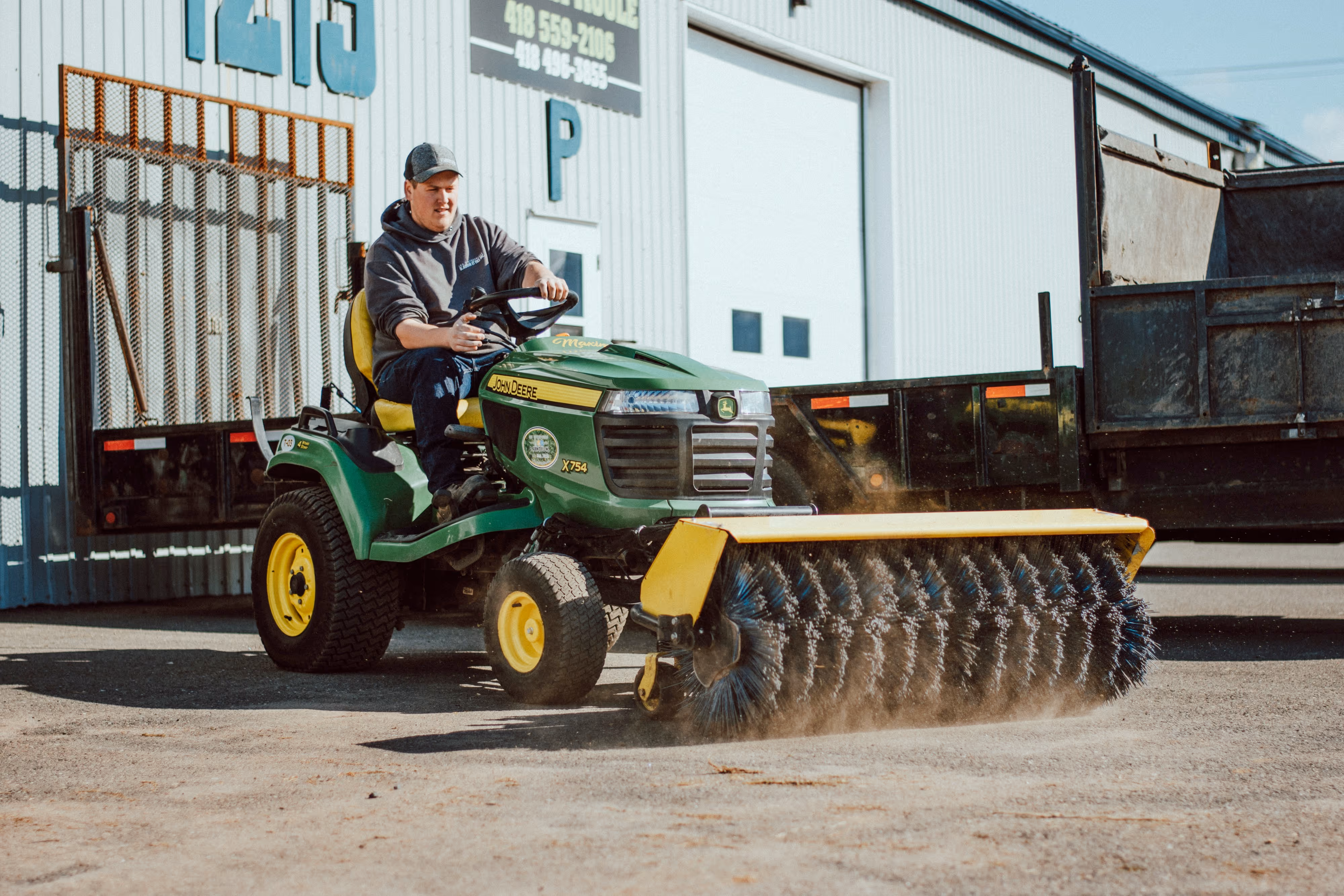 Un tracteur broses au travail