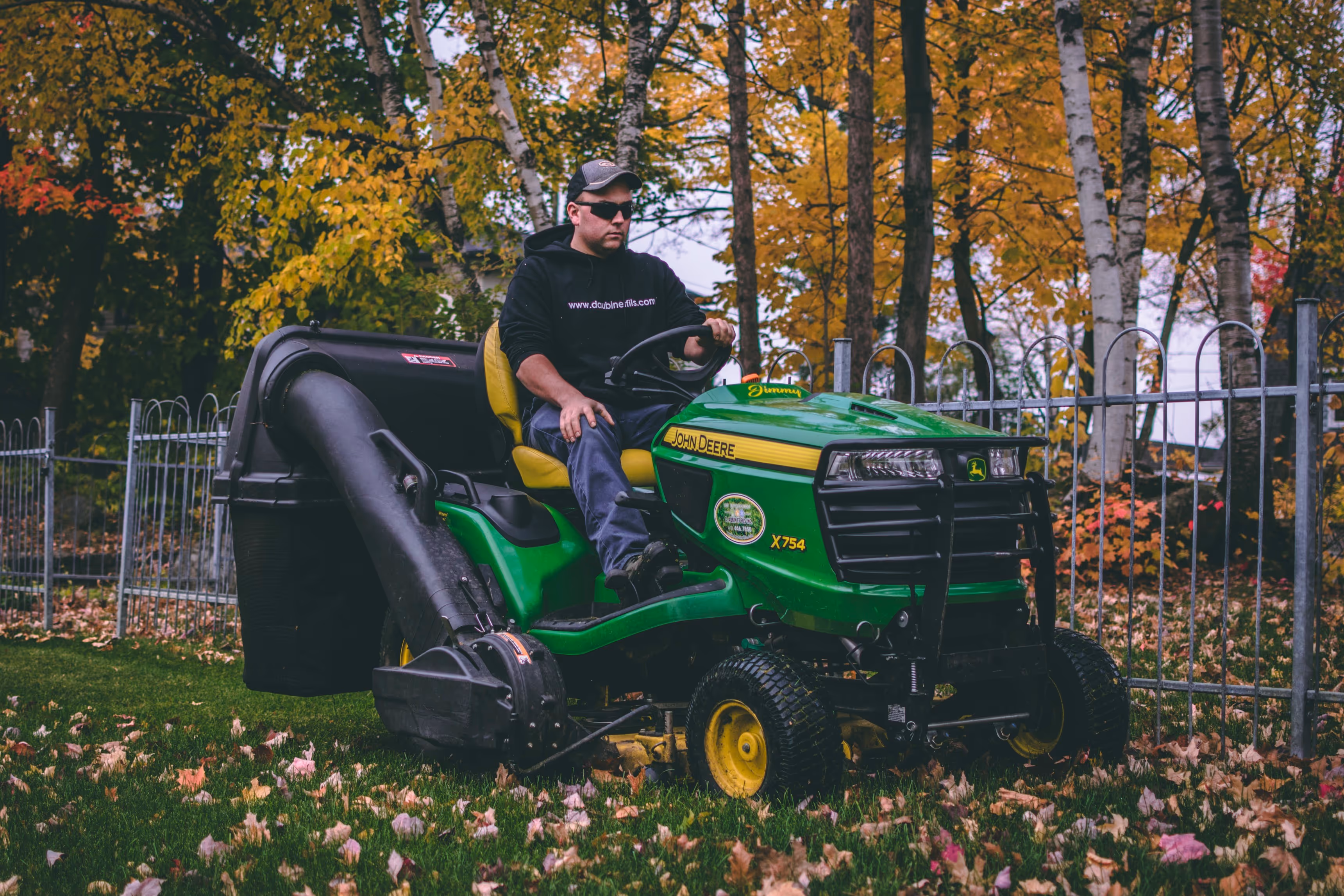 Jimmy sur un tracteur en train de couper la pelouse