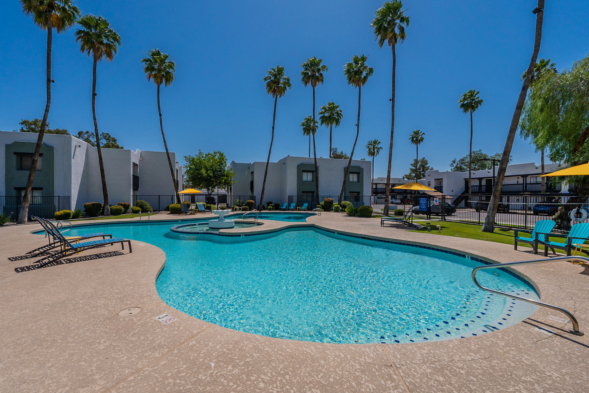 Club Valencia pool and spa area.