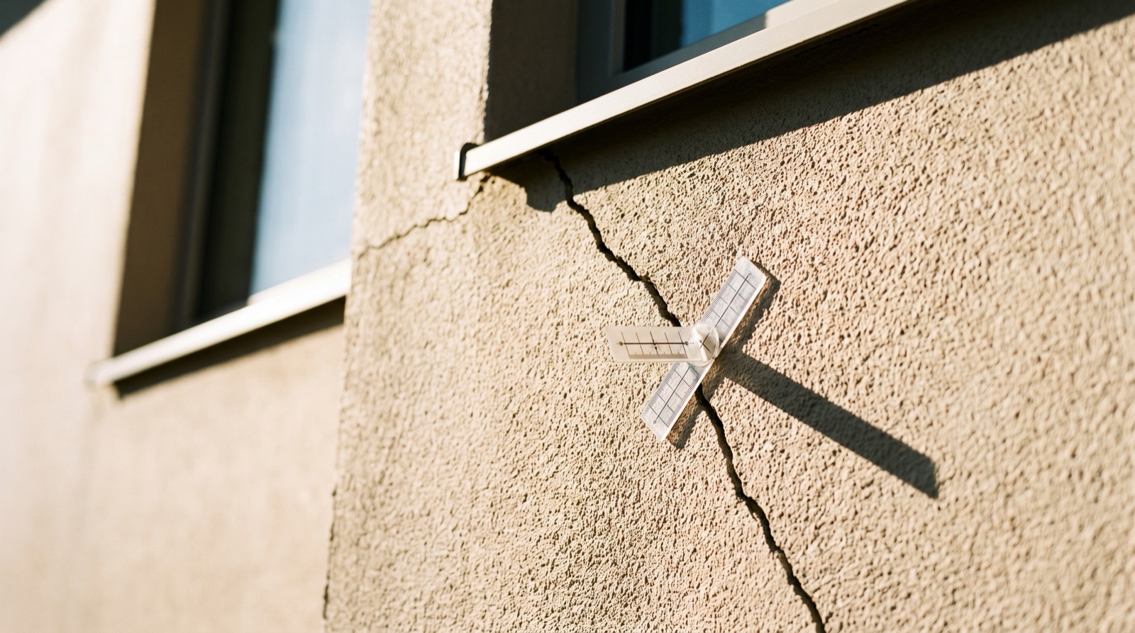 Fissures sur un mur de maison : causes, gravité et solutions dans l'Eure