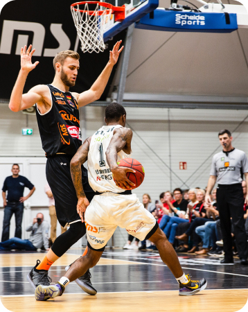 A young basketball palyer