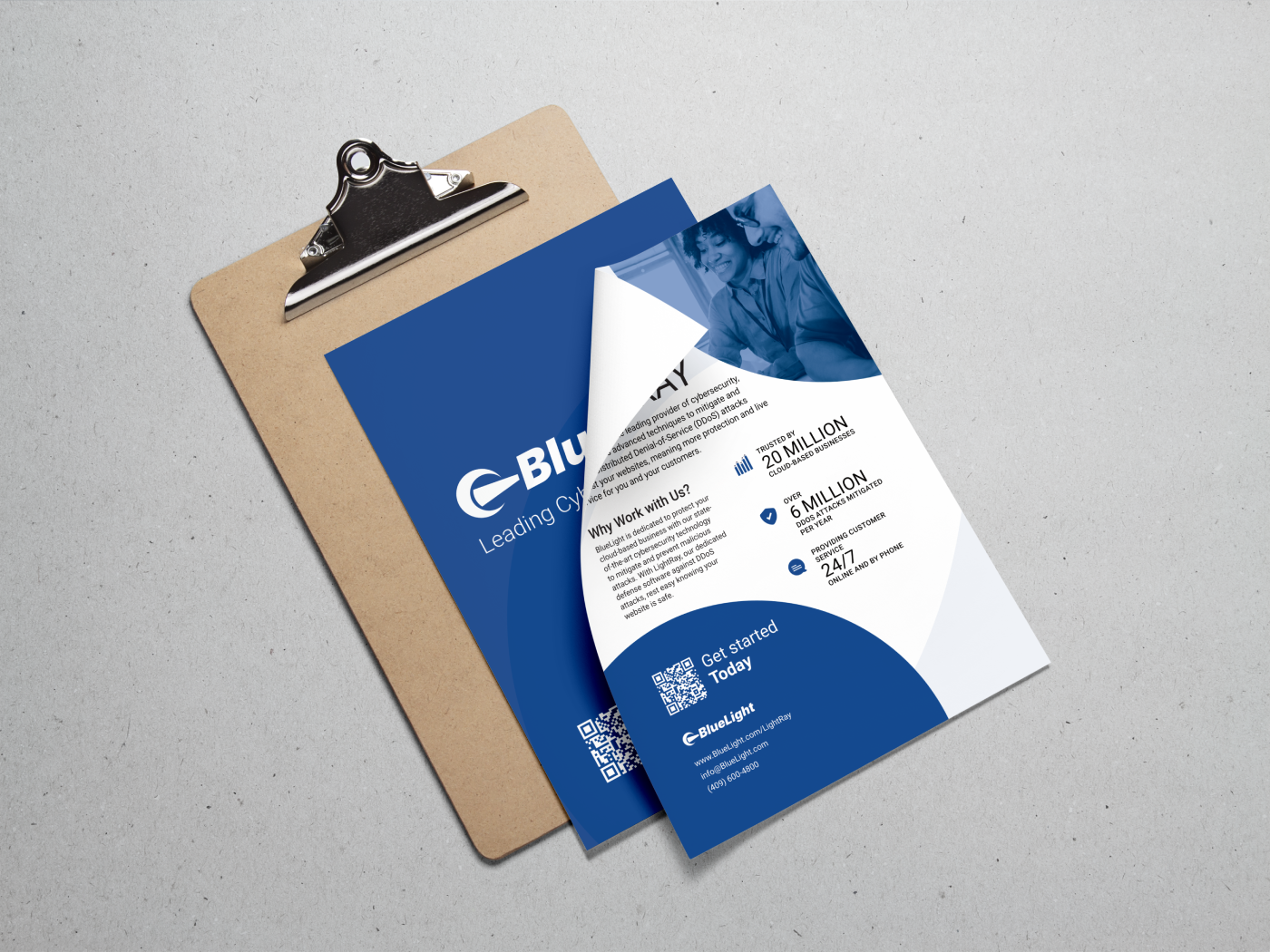 Mockup of the flyer and its backside on top of a clipboard.
