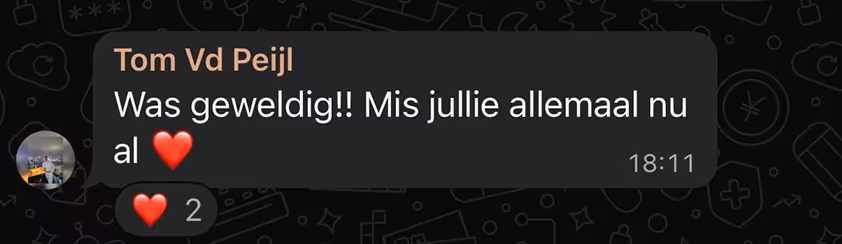 Een WhatsApp-bericht van Tom Vd Peijl met de tekst: 'Was geweldig!! Mis jullie allemaal nu al' gevolgd door een rode hart-emoji en twee hart-reacties.