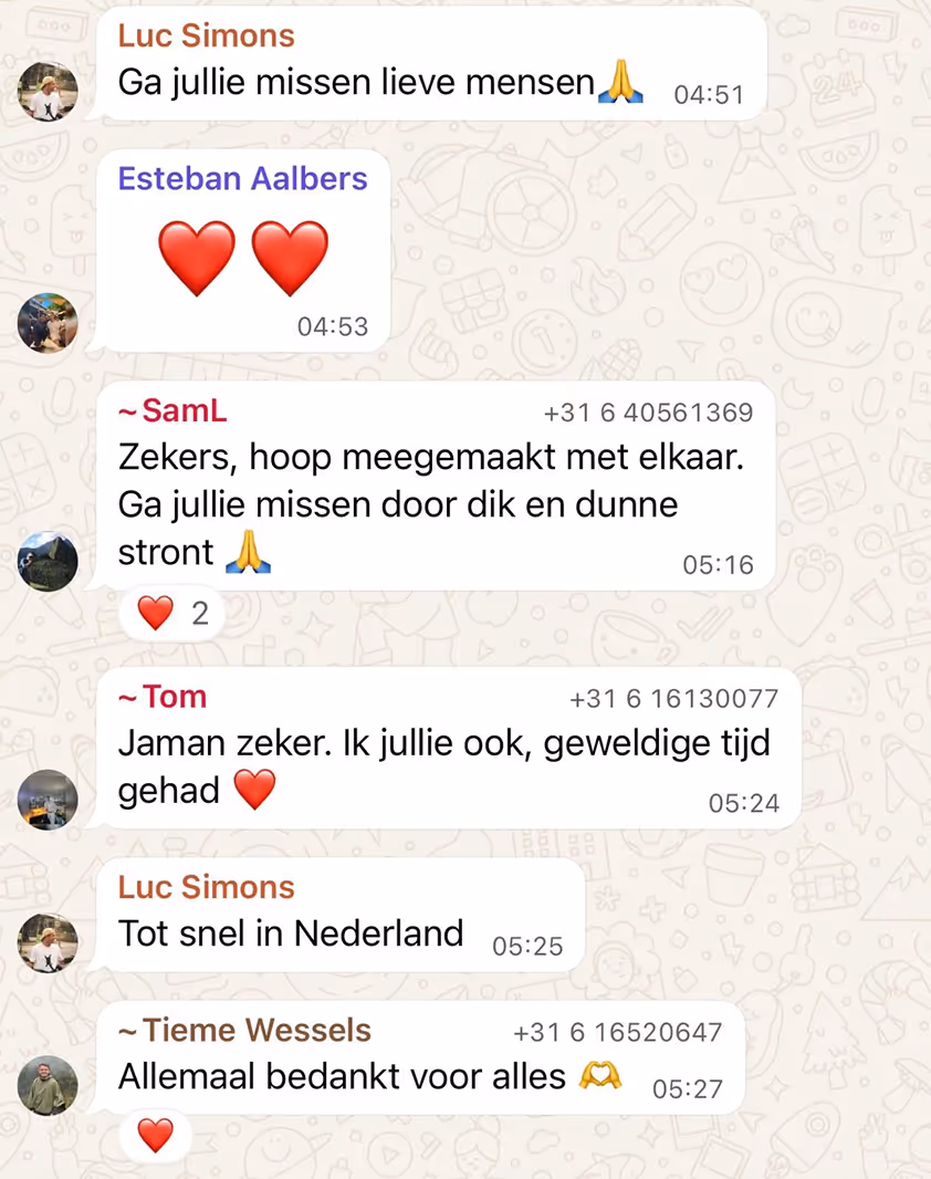 WhatsApp-gesprek in het Nederlands met berichten waarin deelnemers elkaar zullen missen en bedanken, met hart- en dankbaarheidsemojis.