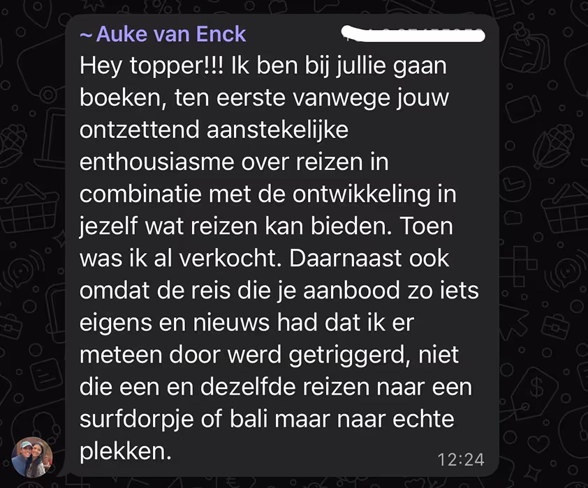 WhatsApp-bericht van Auke van Enck waarin ze enthousiast vertelt over het boeken van een reis vanwege de inspirerende reisbenadering en unieke bestemmingen, getoond tegen een zwarte achtergrond met subtiele tekeningen.