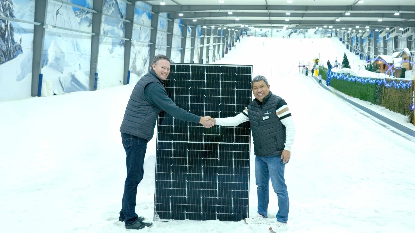 Projekt stakeholder in the skihall of Snowplanet with commercial solar panel