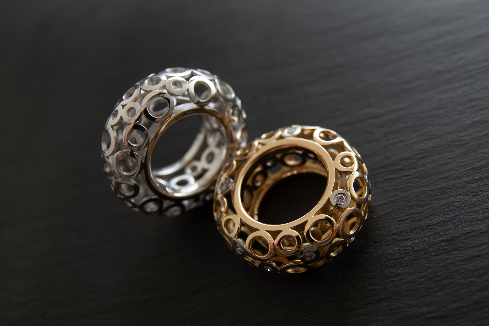 Ringe "Löchersieb"
Gelb.- Weissgold 750 mit Diamanten im Brillantschliff