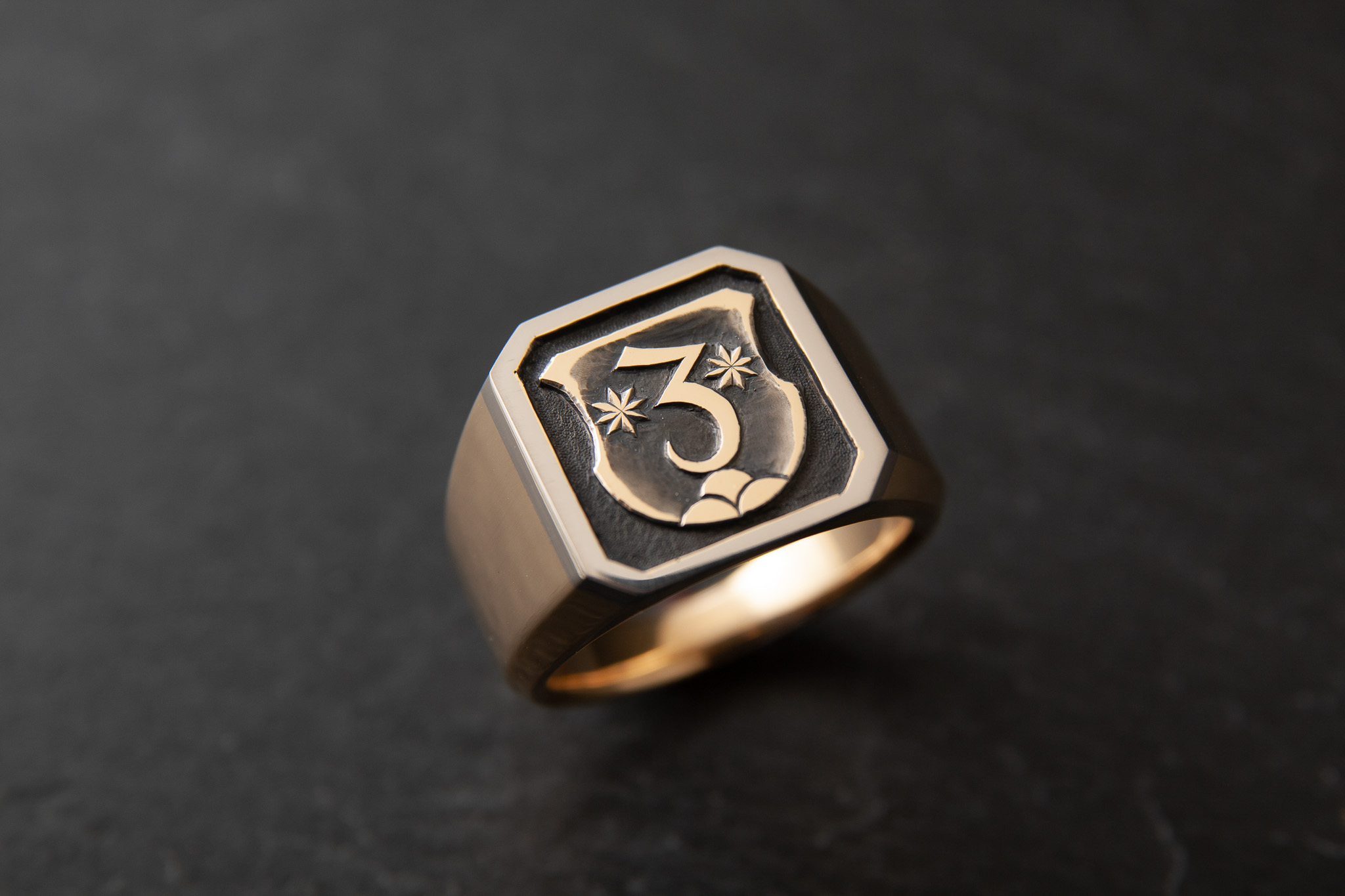 Wappenring Gelb.- Weissgold 750 mit Handgestochener Reliefgravur