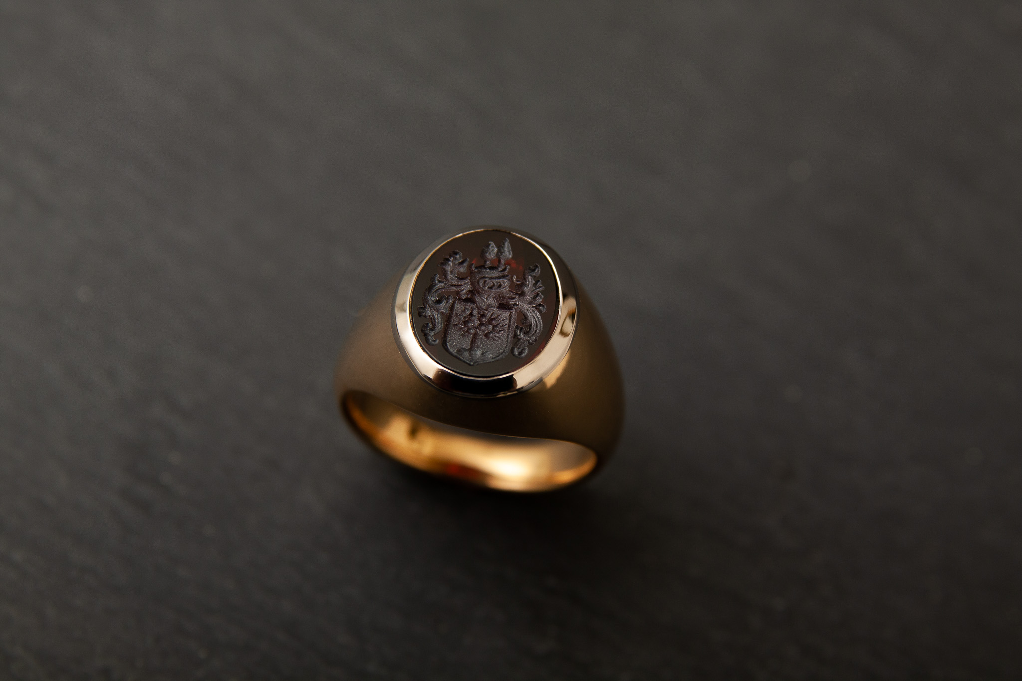 Siegelring Gelb.- Weissgold 750 mit Granat und Handgearbeiteter Siegelgravur