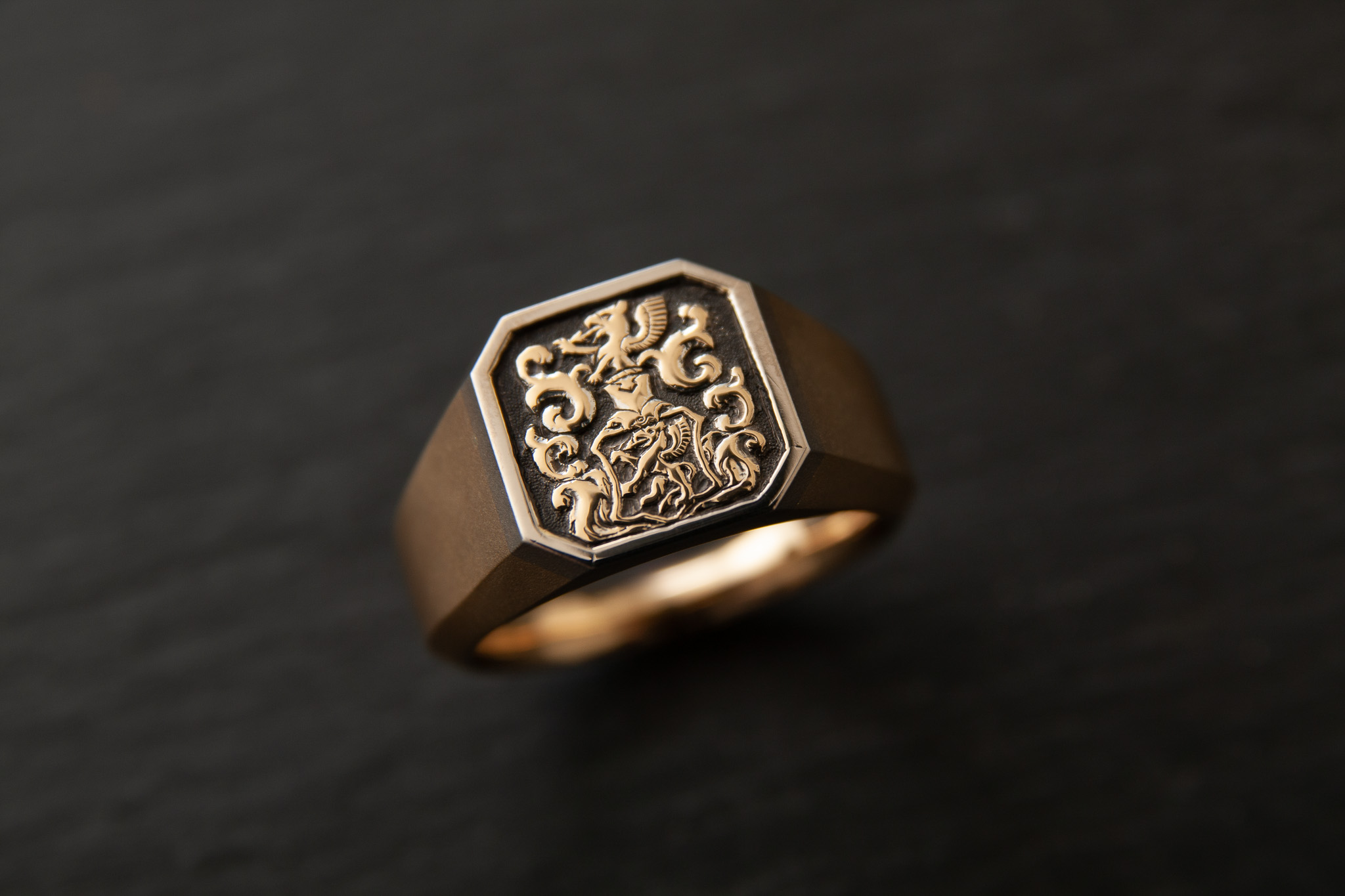 Wappenring Gelb.- Weissgold 750 mit Handgestochener Reliefgravur