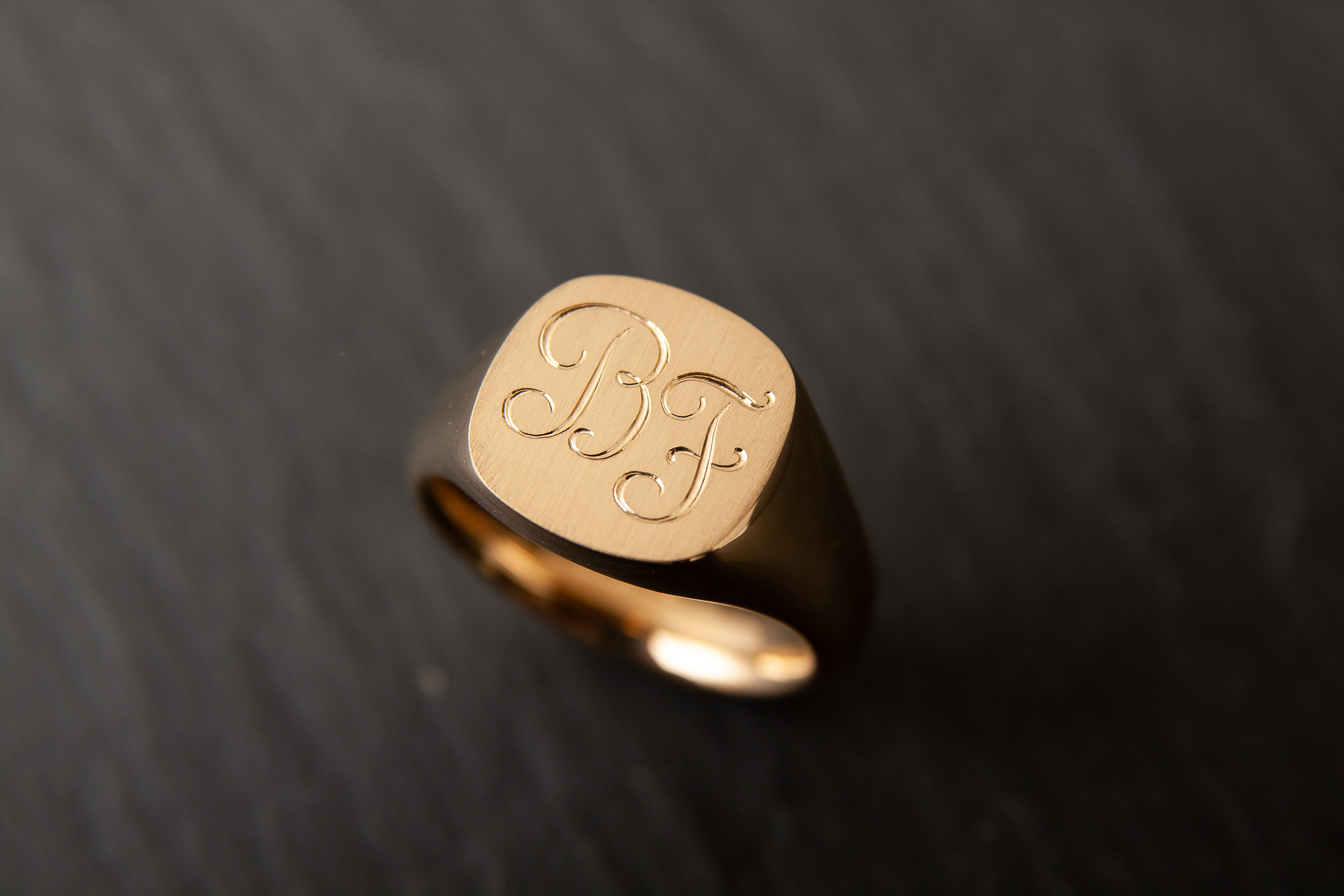 Monogramm - Ring Gelbgold 750 mit Handgestochener Gravur
